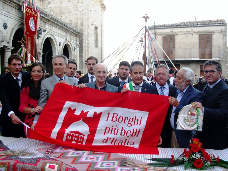 A PETRALIA SOPRANA SVENTOLA LA BANDIERA DI �BORGO PIU� BELLO D�ITALIA�