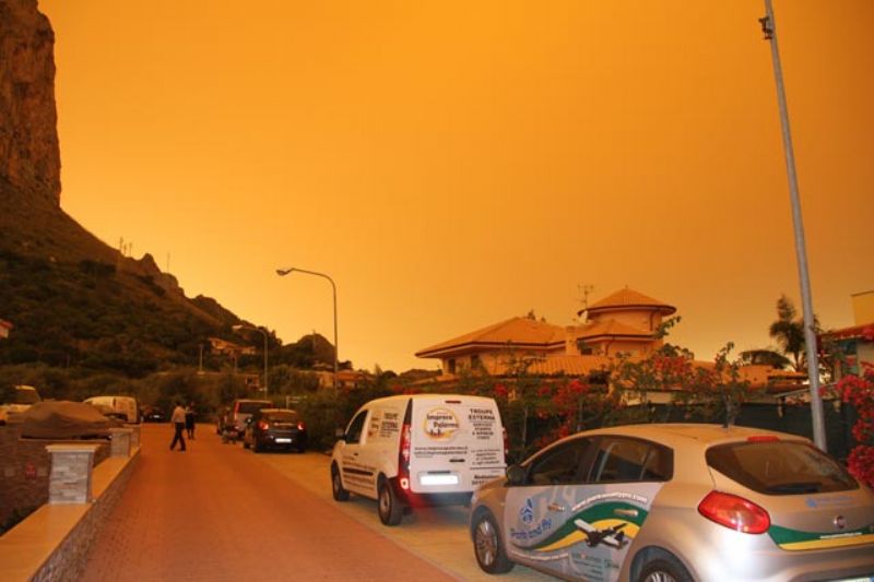 Scosse al largo di Palermo e Messina, un vulcano sommerso nel Tirreno, il cielo marrone sulla città : a Palermo la psicosi si chiama " scantu " .