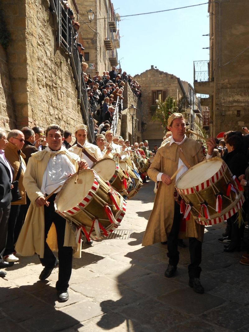 GANGI, DOMENICA (24 MARZO) IL RITMO DEI TAMBURINARA PER LA MILLENARIA PROCESSIONE DELLE PALME