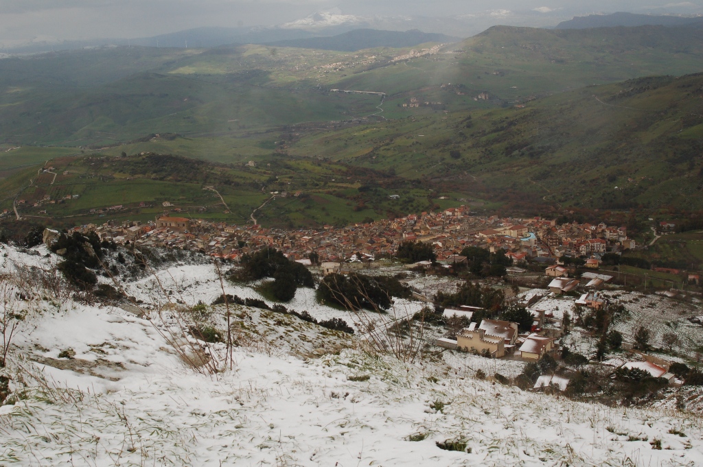 L`Inverno si gioca le sue carte, arriva l`aria polare. La neve tenta la sorte sulle colline siciliane