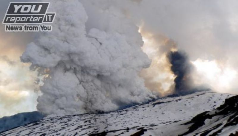 A` muntagna si risveglia : fuoco in mezzo alla neve, l`Etna dà spettacolo
