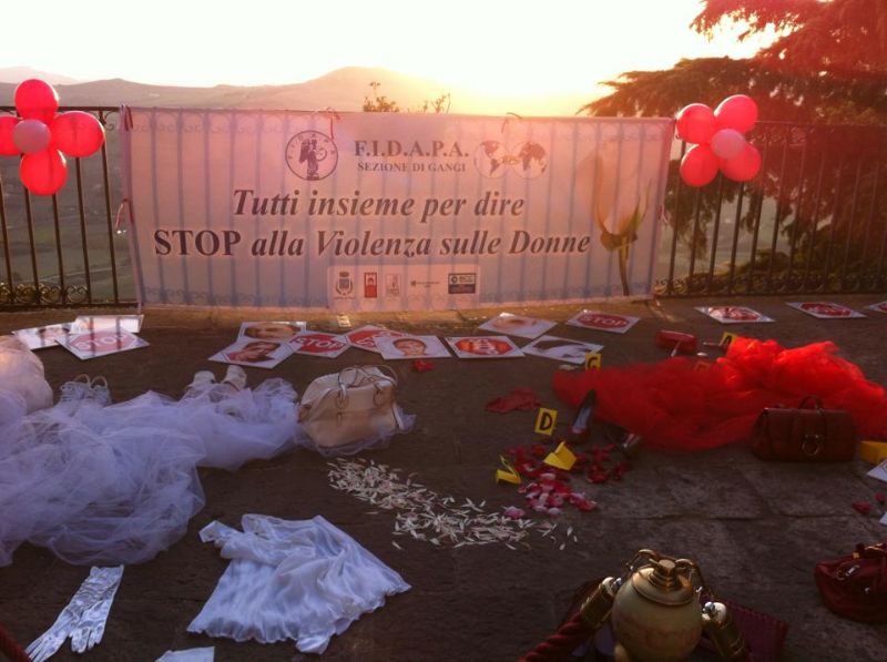 GANGI, TUTTI INSIEME PER DIRE STOP ALLA VIOLENZA SULLE DONNE, BANNER NEL PROSPETTO DEL MUNICIPIO