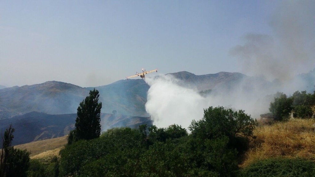 PETRALIA SOPRANA. SCAMPATO PERICOLO PER ALCUNE ABITAZIONI ALLE PORTE DEL PAESE LAMBITE DA UN VASTO INCENDIO