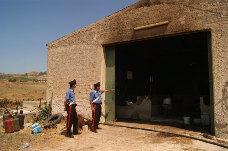 CAMPOREALE (PA) - Incendio di una stalla. Indagano i Carabinieri