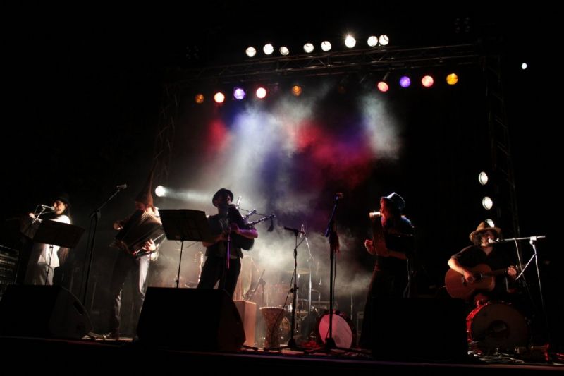 Castello di Campofelice di Roccella: I LassatilAbballari e la loro musica travolgente salutano il grande successo di Roccamaris
