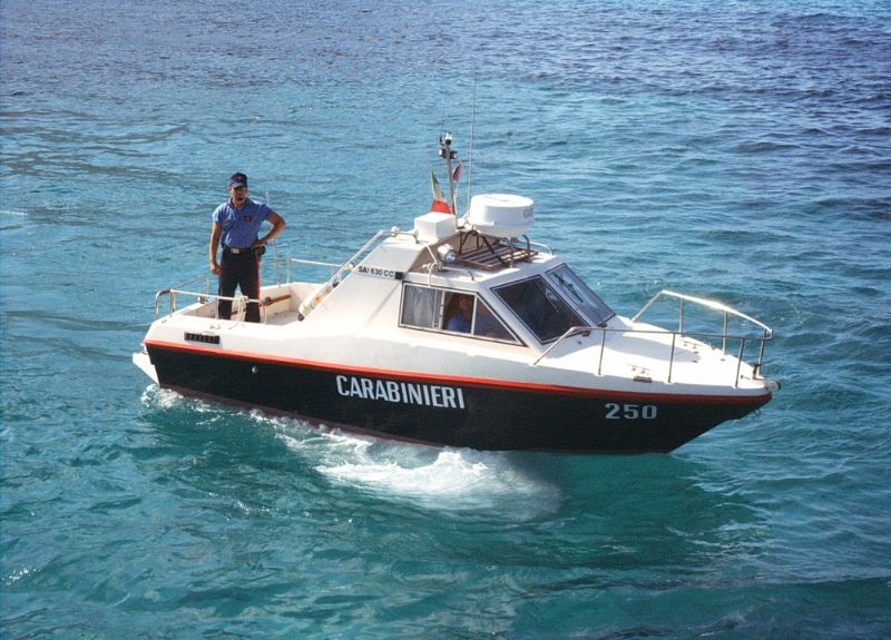 CINISI (PA) - CARABINIERI SEQUESTRANO OLTRE 3.000 RICCI DI MARE ED IMMEDIATAMENTE LI RESTITUISCONO ALLE ACQUE, DENUNCIATO UN GIOVANE PESCATORE.