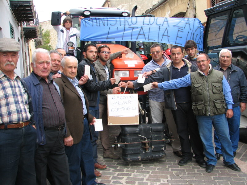 Valledolmo : Scendono in piazza con i loro mezzi agricoli