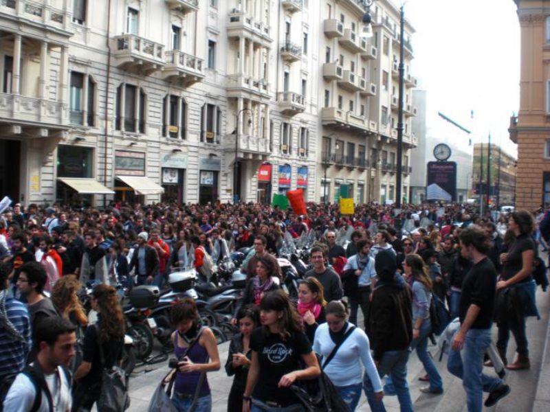 Gli studenti tengono sotto scacco il capoluogo siciliano : blocchi stradali, sit-in,decine di cortei, irruzione nell`aula consiliare. I licei e l`universit? di Palermo alzano la voce contro la riforma Gelmini
