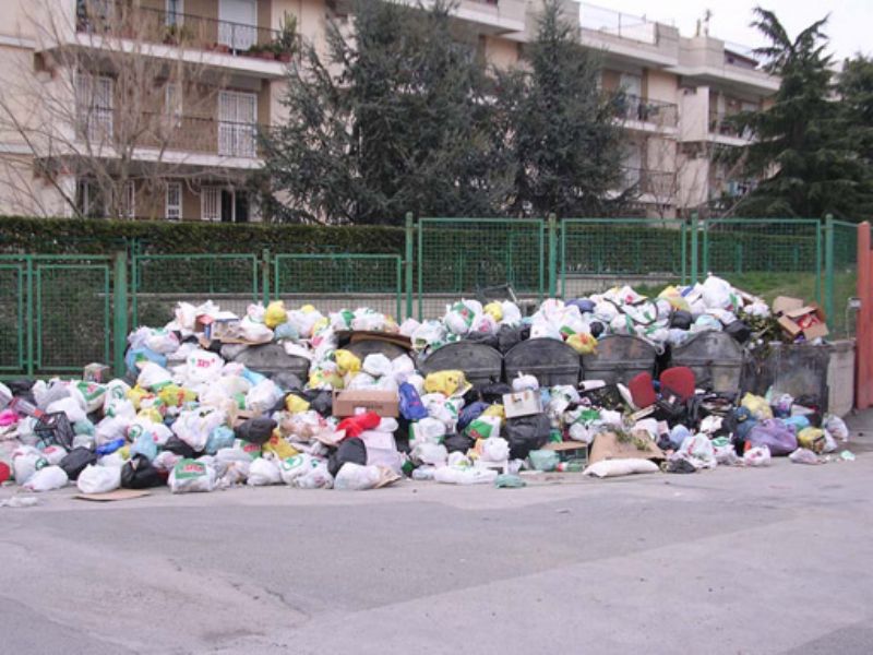 Sondaggio, i siciliani bocciano i Comuni : troppa immondizia per strada
