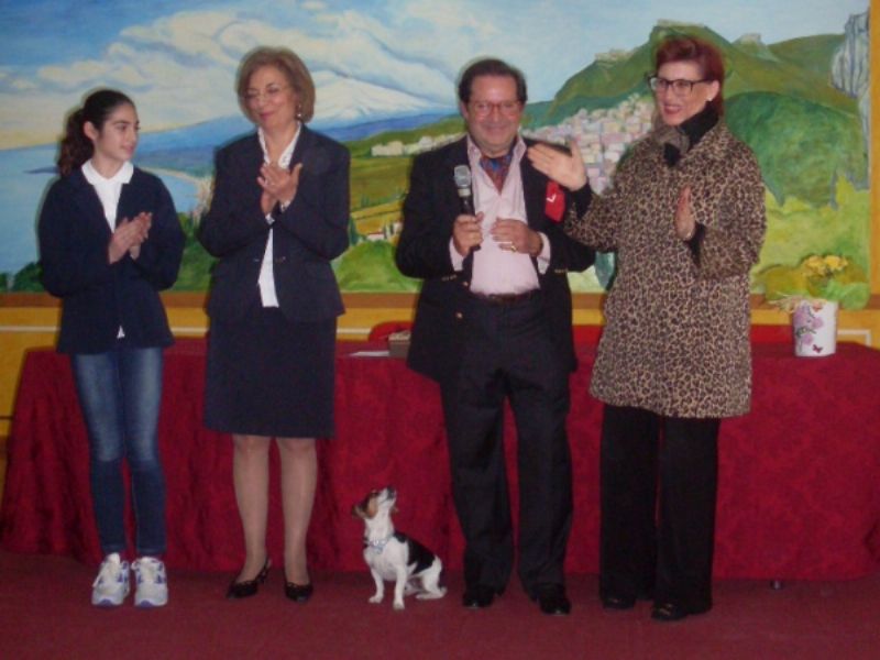 Taormina. Istituto comprensivo 1: Aula Magna intitolata al maestro Ghumbert di Cattolica. La soddisfazione della dirigente scolastica Carla Santoro