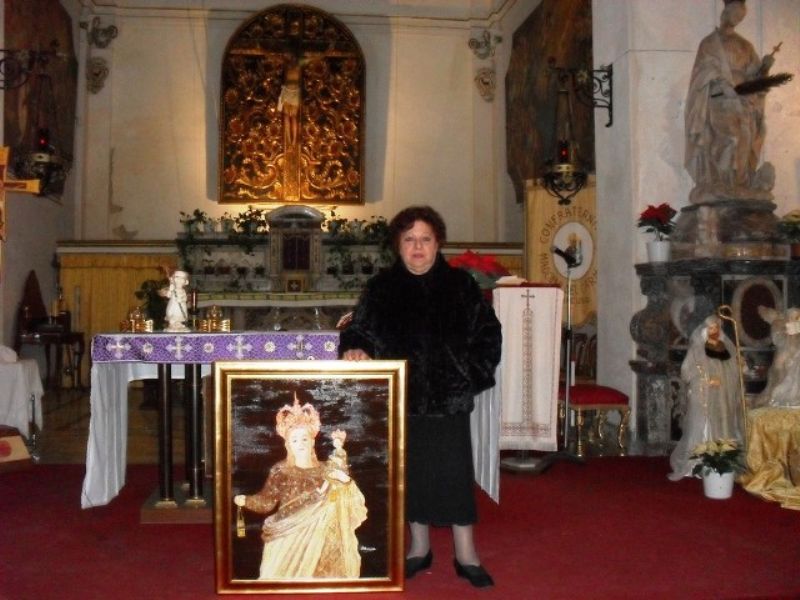 SILVANA MANGIAFICO BORDONARO, POETESSA, SCRITTRICE, COMMEDIOGRAFA  E PITTRICE CANICATTINESE, REGALA UN SUO QUADRO DELLA MADONNA  ALLA CHIESA DEL CARMINE DI SIRACUSA