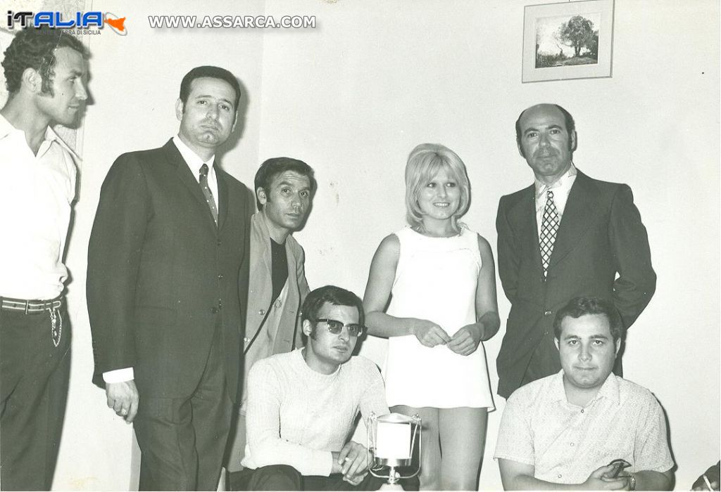 La cantante Lolita con alcuni amministratori dell`epoca. Anni 60