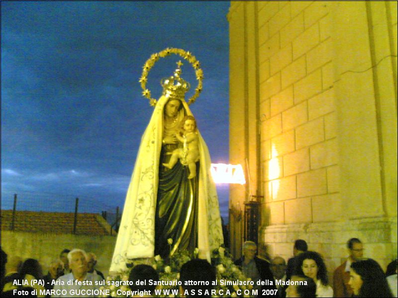 Aria di festa sul sagrato del Santuario attorno al Simulacro della Madonna