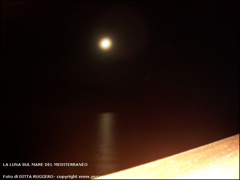 la luna sul mare del mediterraneo