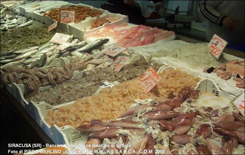 Bancarella del pesce mercato di Ortigia