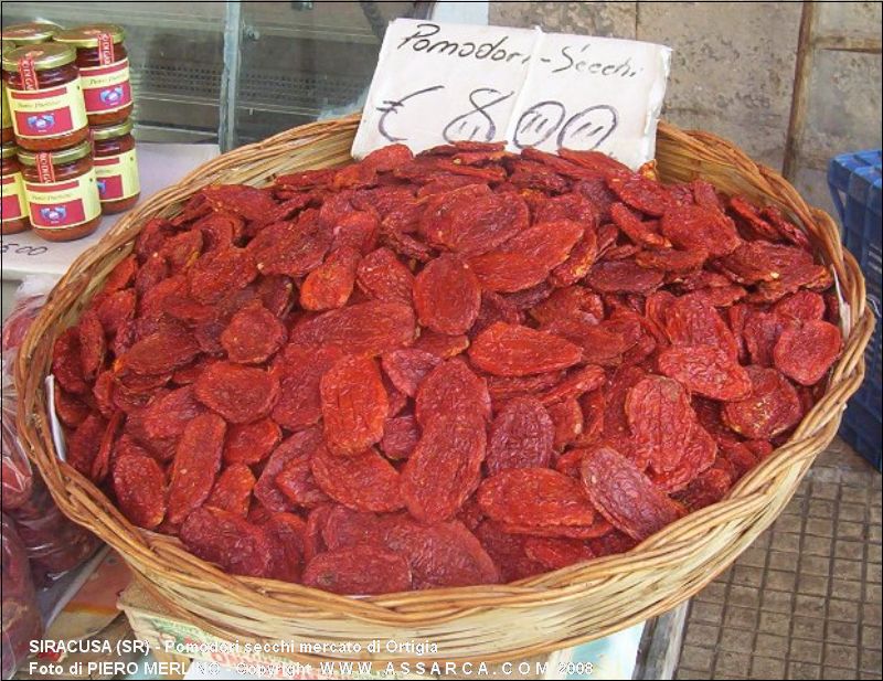 Pomodori secchi mercato di Ortigia