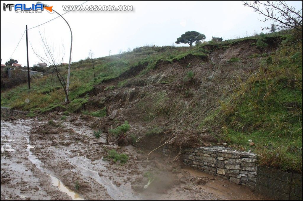 Smottamenti di terreno sulla strada che porta alo Villaggio Chianchitelle