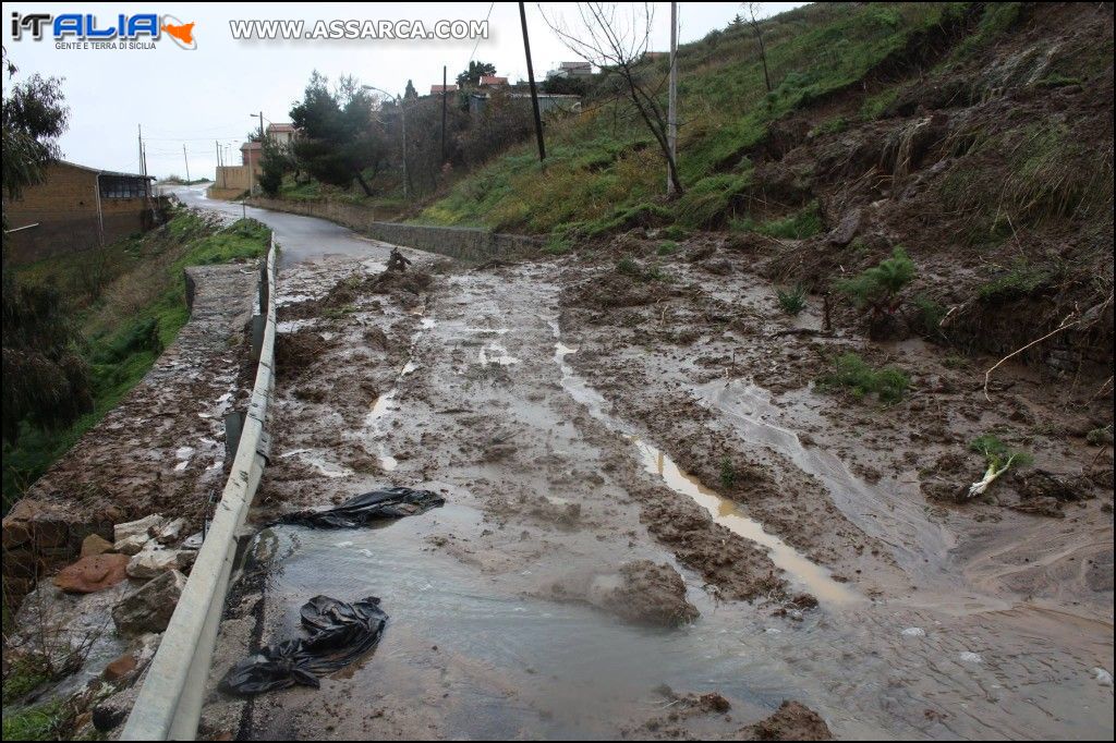 Smottamenti sulla strada che porta al Villaggio Chianchitelle.