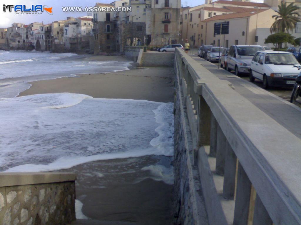 Il mare che arriva sotto il muretto