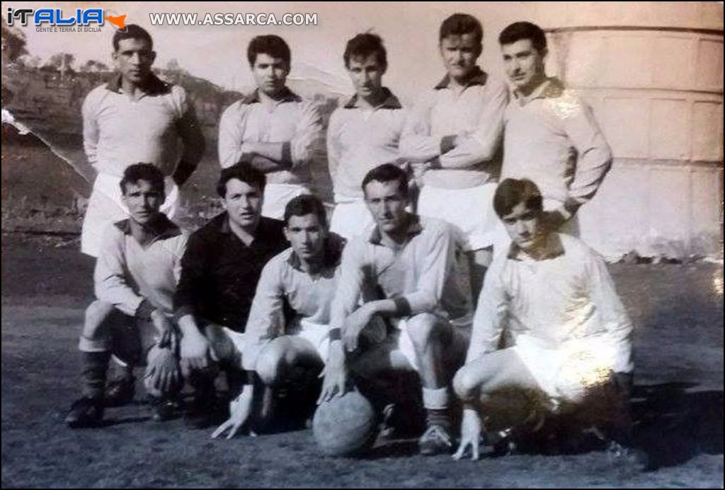 Partita di pallone presso il campetto della stazione di Roccapalumba