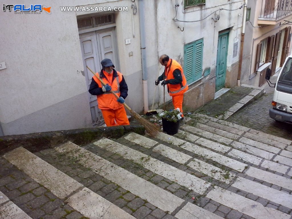 operai alle pulizie in via nasca