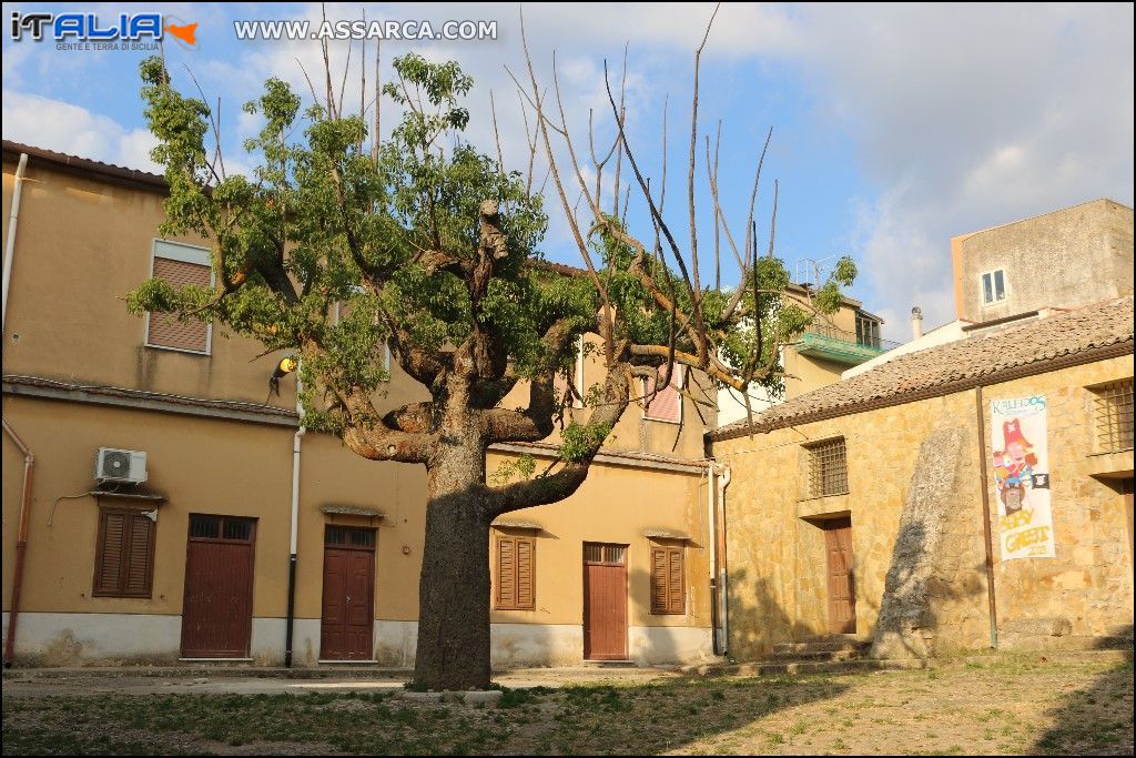 Il cortile del Baglio. Che fine ha fatto la giostra?