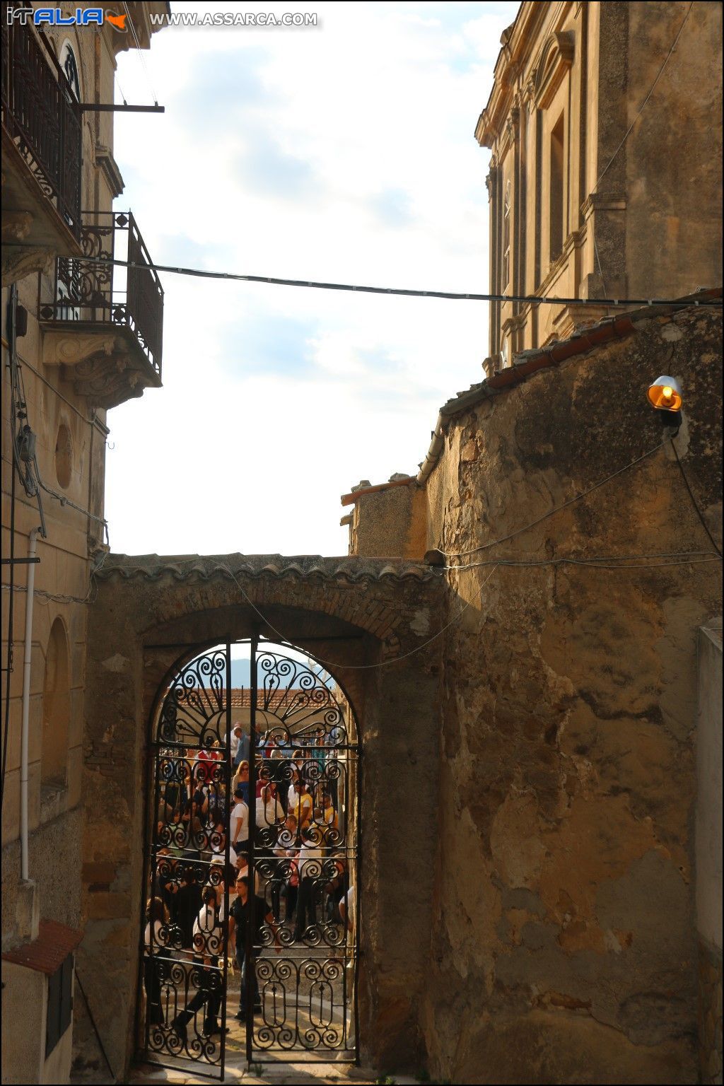 Dal Baglio - La piazza gremita di fedeli.