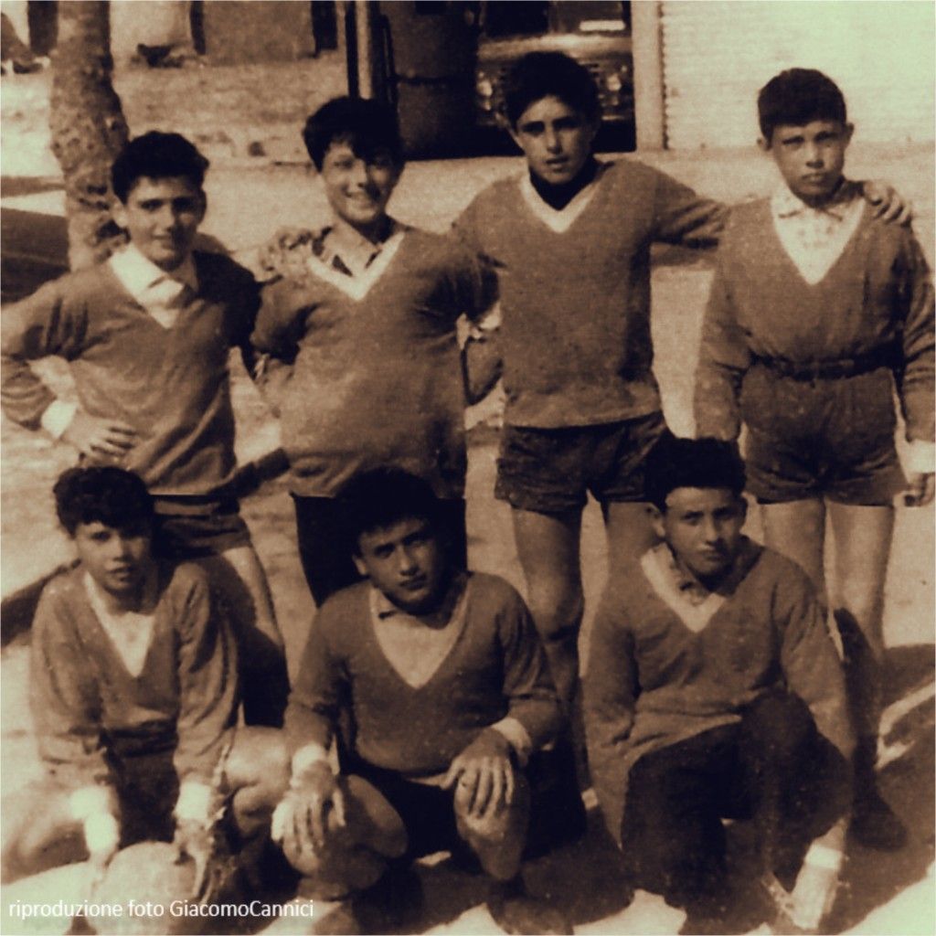 Nel 1965...quando il campo sportivo era...P.zza Santa Rosalia.In piedi da sx: Peppuccio Guccione - Giovanni Faro  Nino Gancitano - Michele Fricano  Accosciati da sx: Paolino Di Natale - Celeste Chimento  Carmelo Mineo 