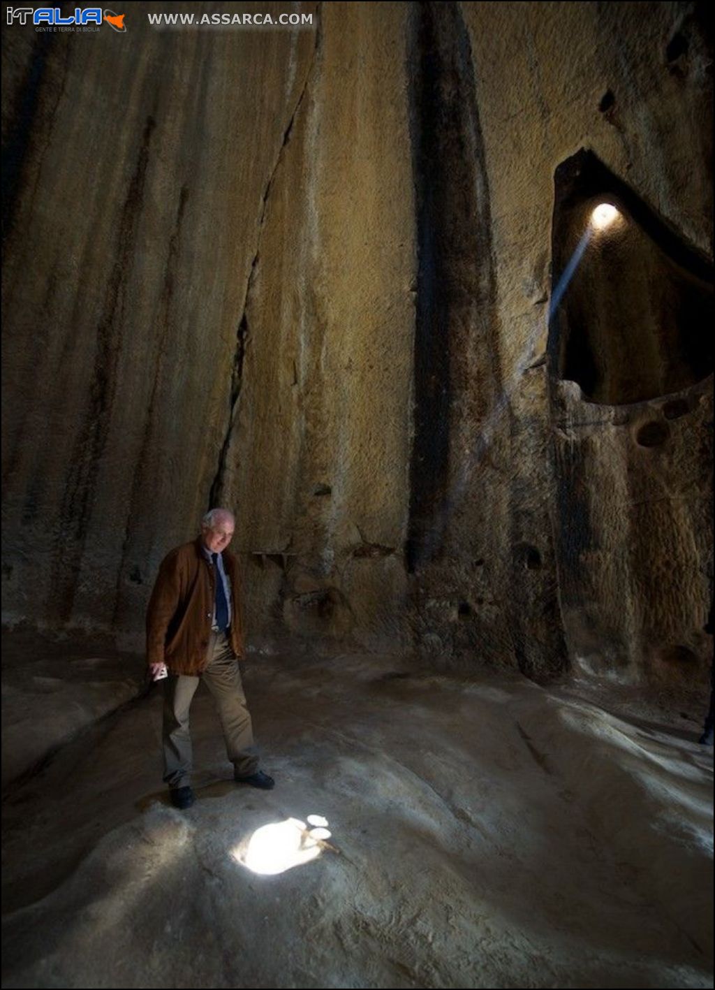 Gurfa. Equinozio di primavera alle ore 12 la luce colpisce il centro della Tholos