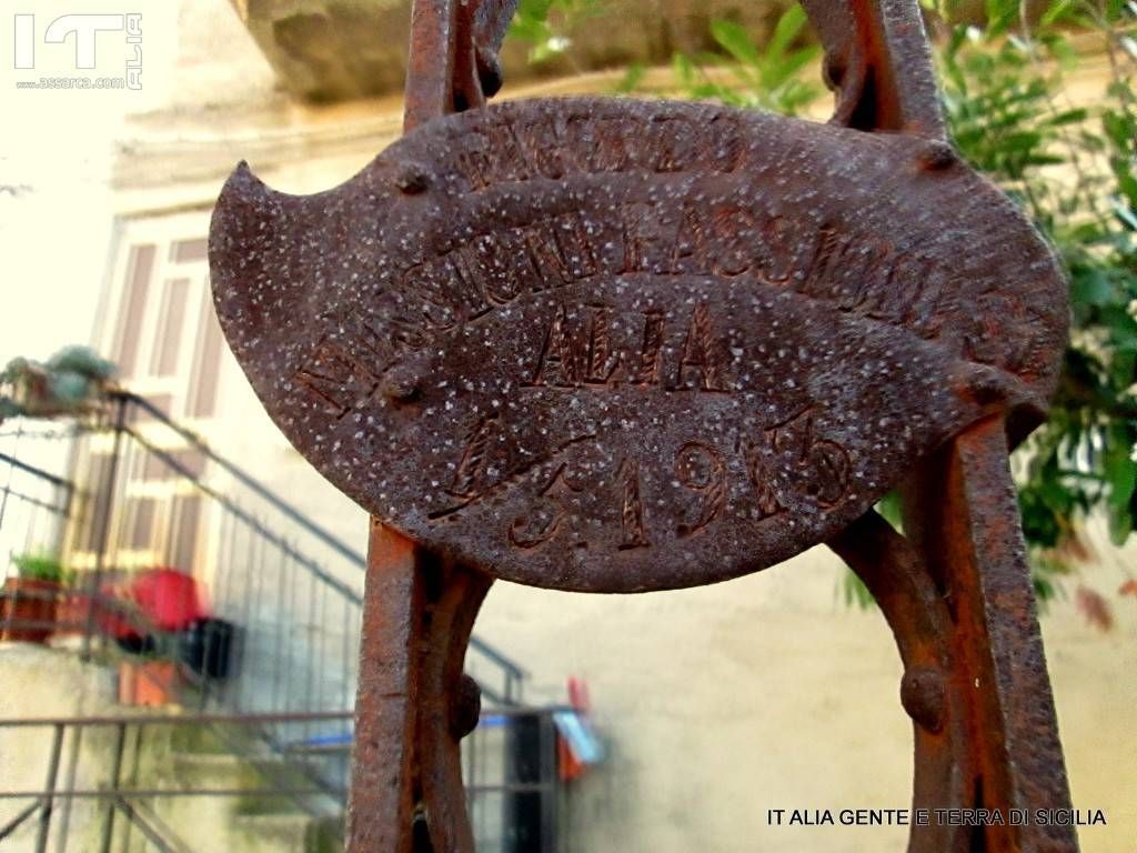 Targhetta affissa sulla croce in piazza Santa Rosalia.