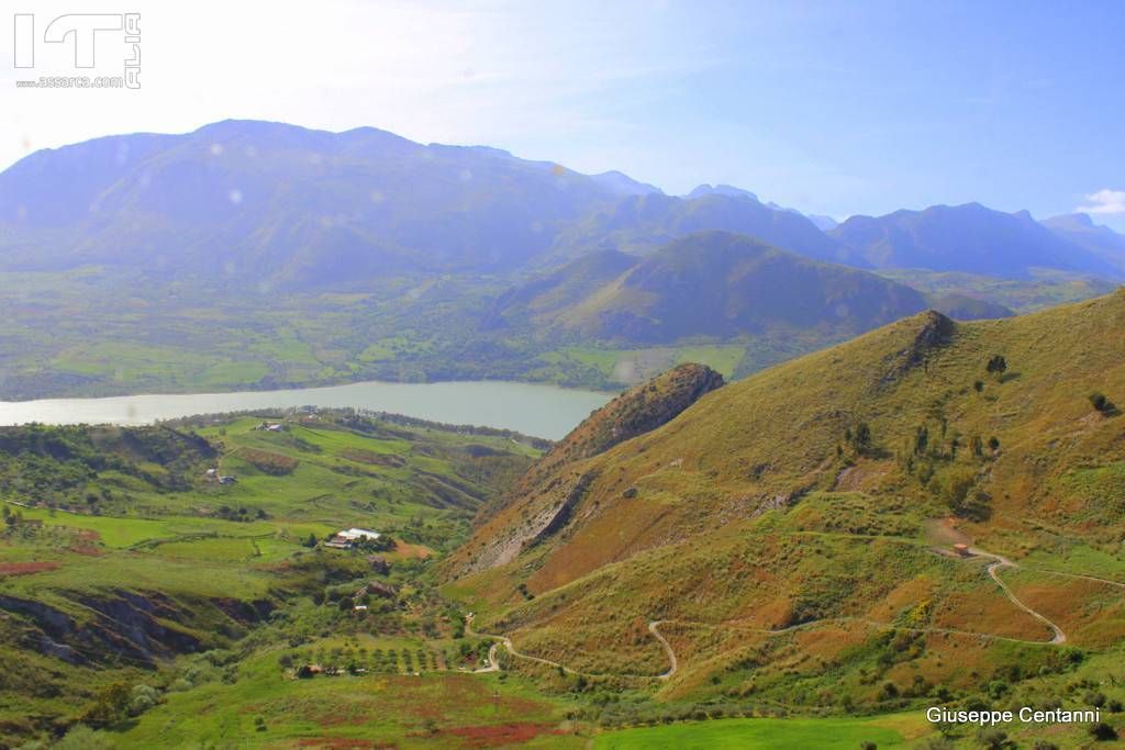 LA DIGA DI CACCAMO E IL SUGGESTIVO PAESAGGIO.