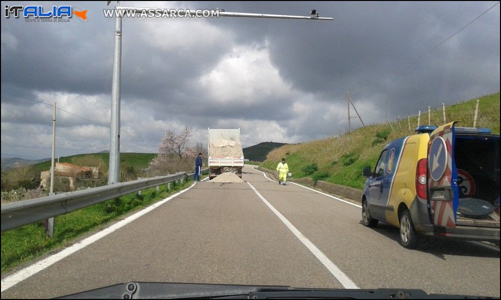 Frana nel tratto di strada tra Alia e Valledolmo