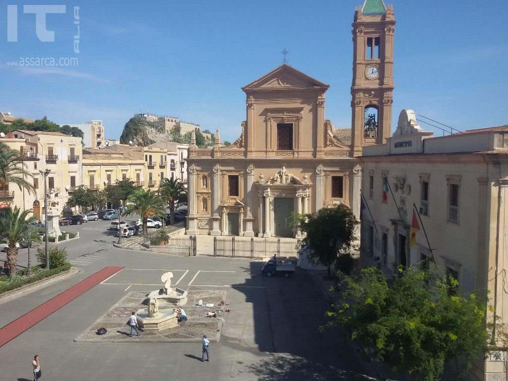 Piazza duomo...preparativi per le riprese del film con Ficarra e Picone