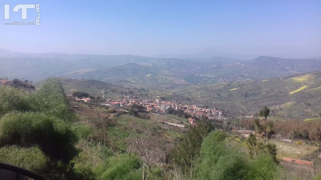 Un piccolo paesello sulla collina Alia