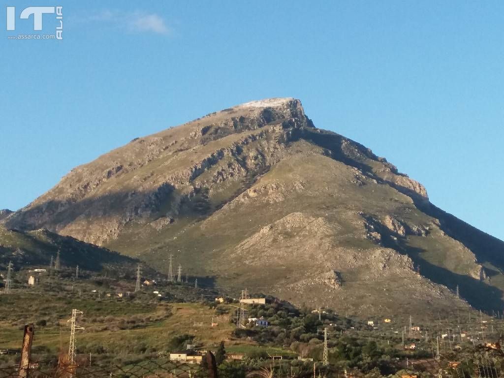 Monte Eurako spolverato di neve