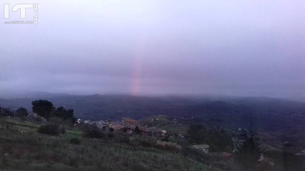 Spettacolo della natura, un raggio di luce sopra il santuario.