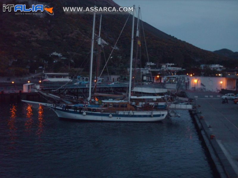 IL PORTO DI LIPARI VISTO DI SERA..