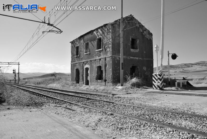 casello ferroviario in disuso (marcatobianco)