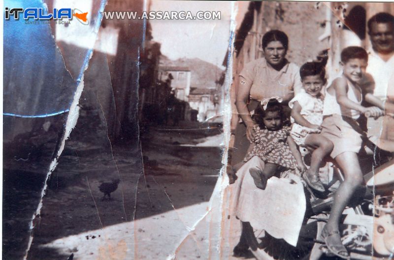 Via  Lunga 1951 - Don Vito Bosco con i figli Sarino, Piero e Maria Giovanna