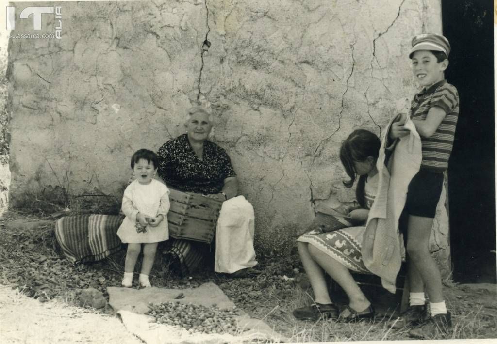 38 Francesco Teriaca - Alia contrada Gurfa anno 1968 con nonna e cugine (da six Cettina Sicilia - Teresa Barcellona - Antonella Teriaca - Franco Teriaca)