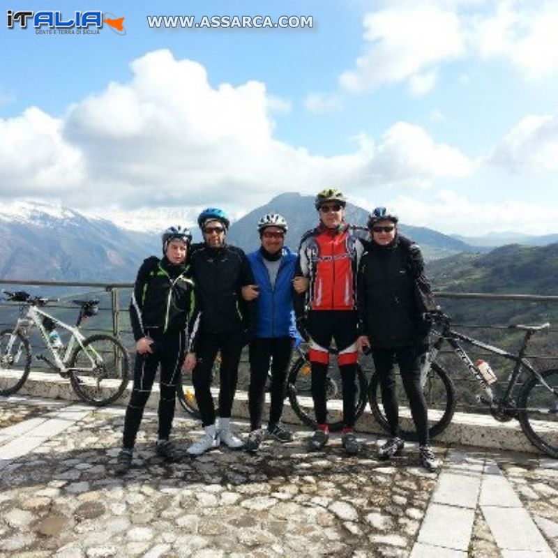 Alle nostre spalle si vedono le madonie innevate, bella pedalata..