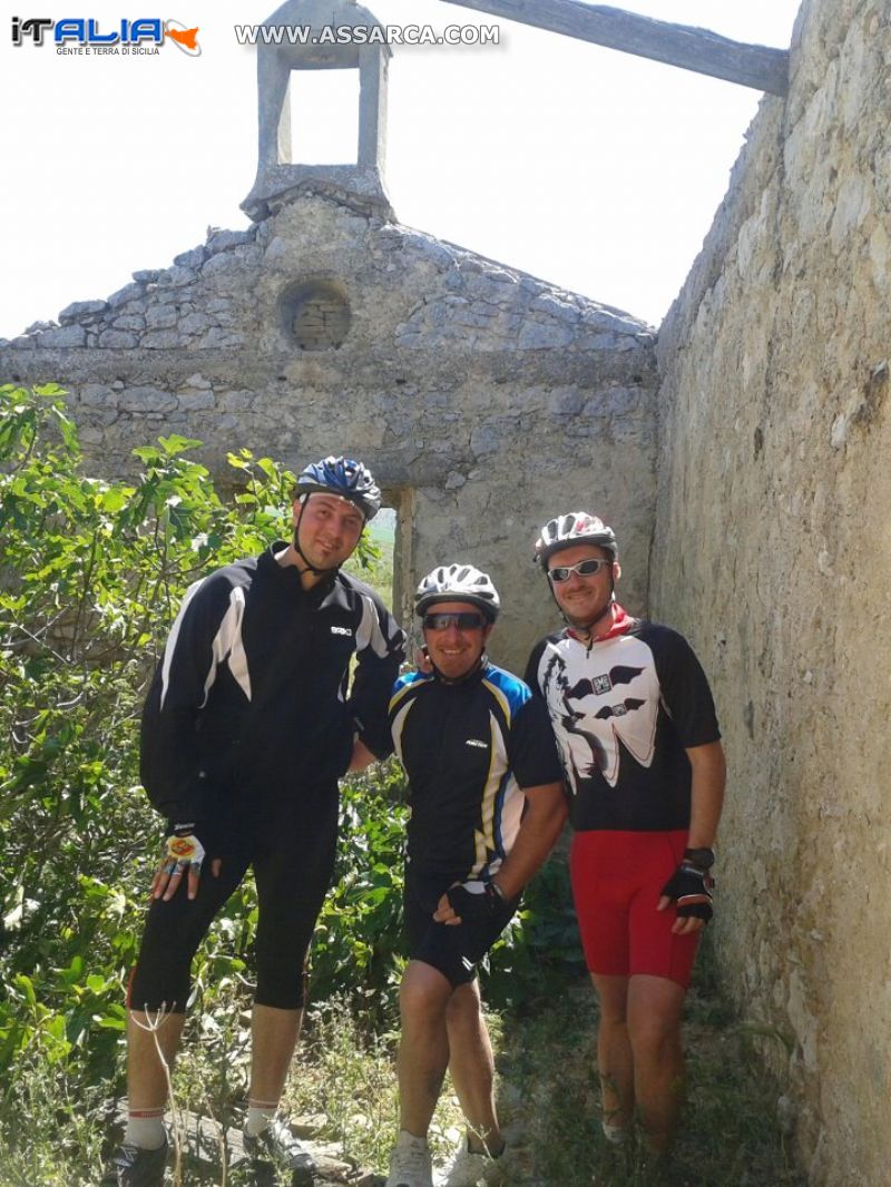 ruderi di una chiesa in campagna