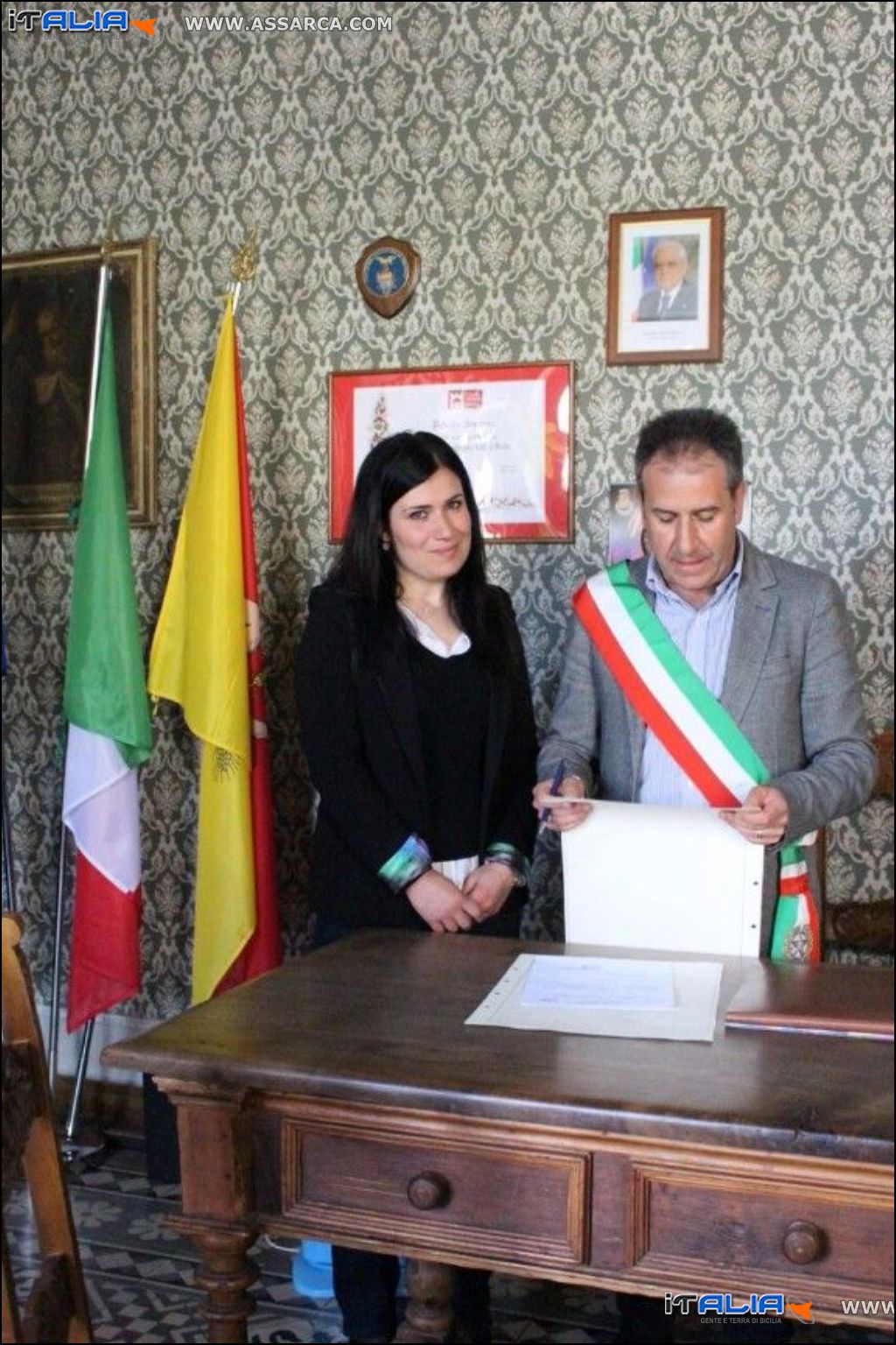 Il sindaco consegna cittadinanza italiana