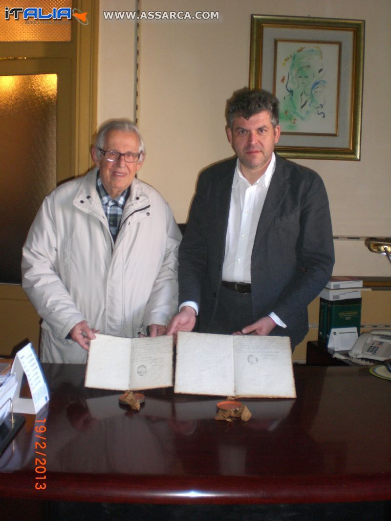 Donati al Comune una medaglia bronzea di Filippo Sgarlata e due documenti di Liborio Arrigo
