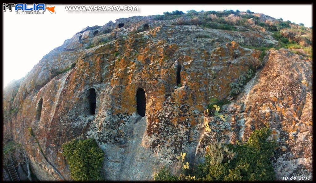 Drone in volo sulle Grotte della Gurfa