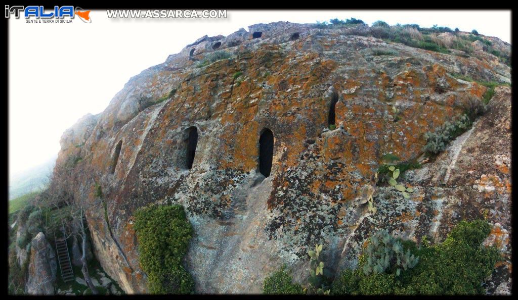 Drone in volo sulle Grotte della Gurfa