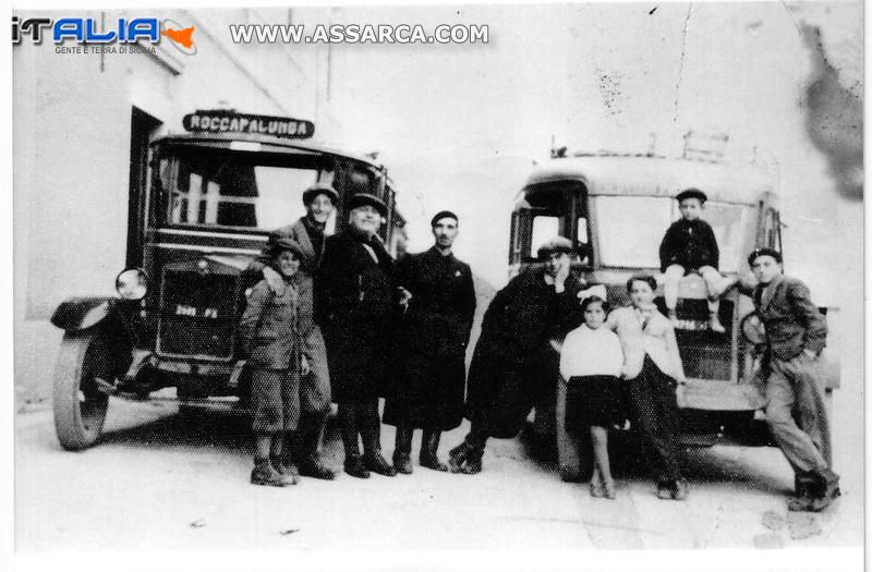 Bus nel piazzale antistante la stazione di Roccapalumba Alia