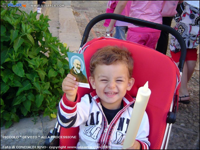 Piccolo " devoto " alla processione