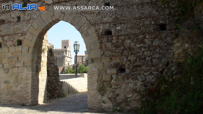 Savoca - porta della città (XII secolo)*