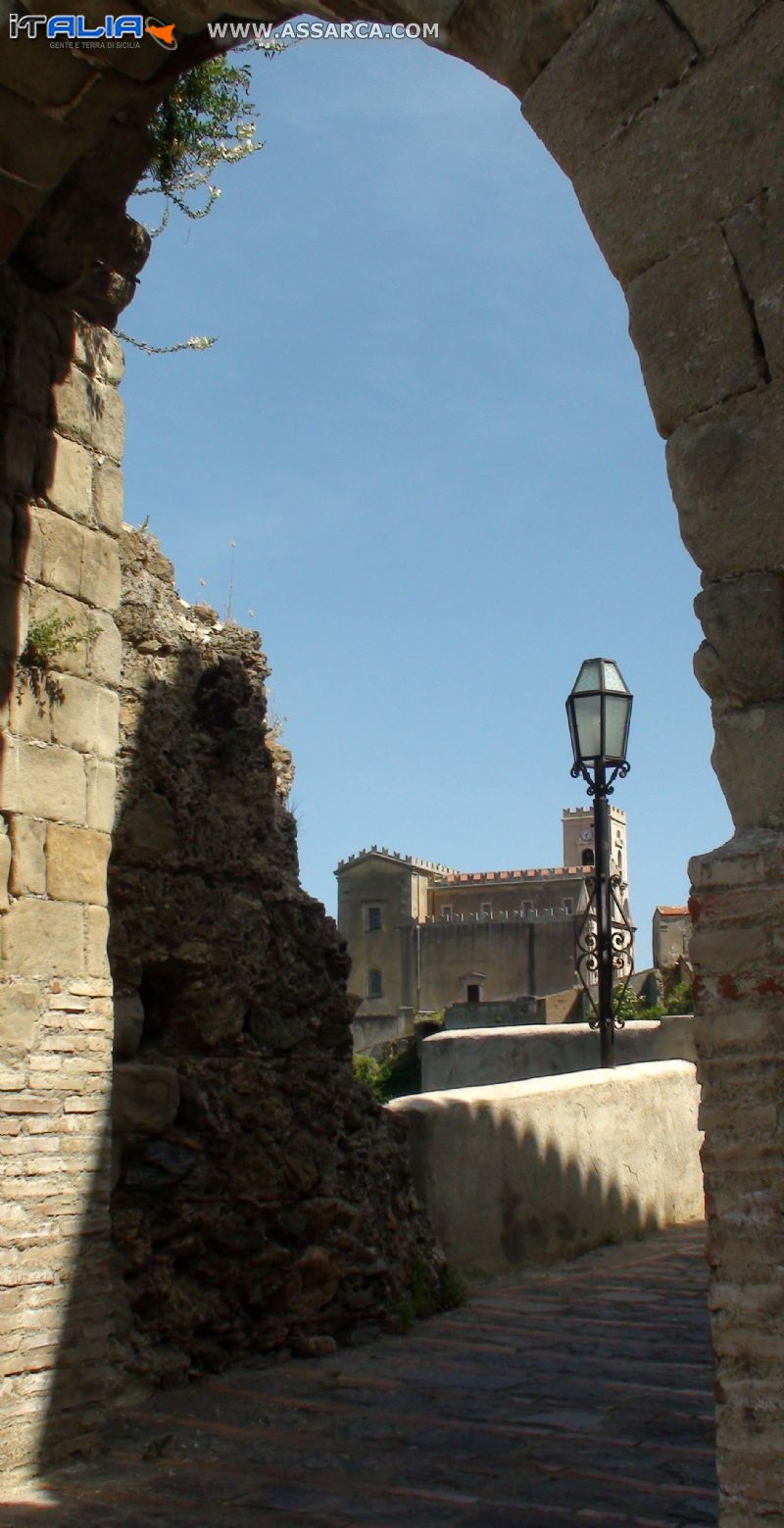 Savoca - porta della città (XII secolo)*